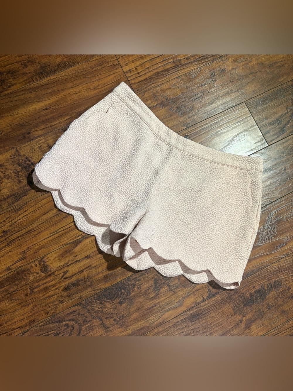Miami women’s size M scalloped hem peach colored shorts